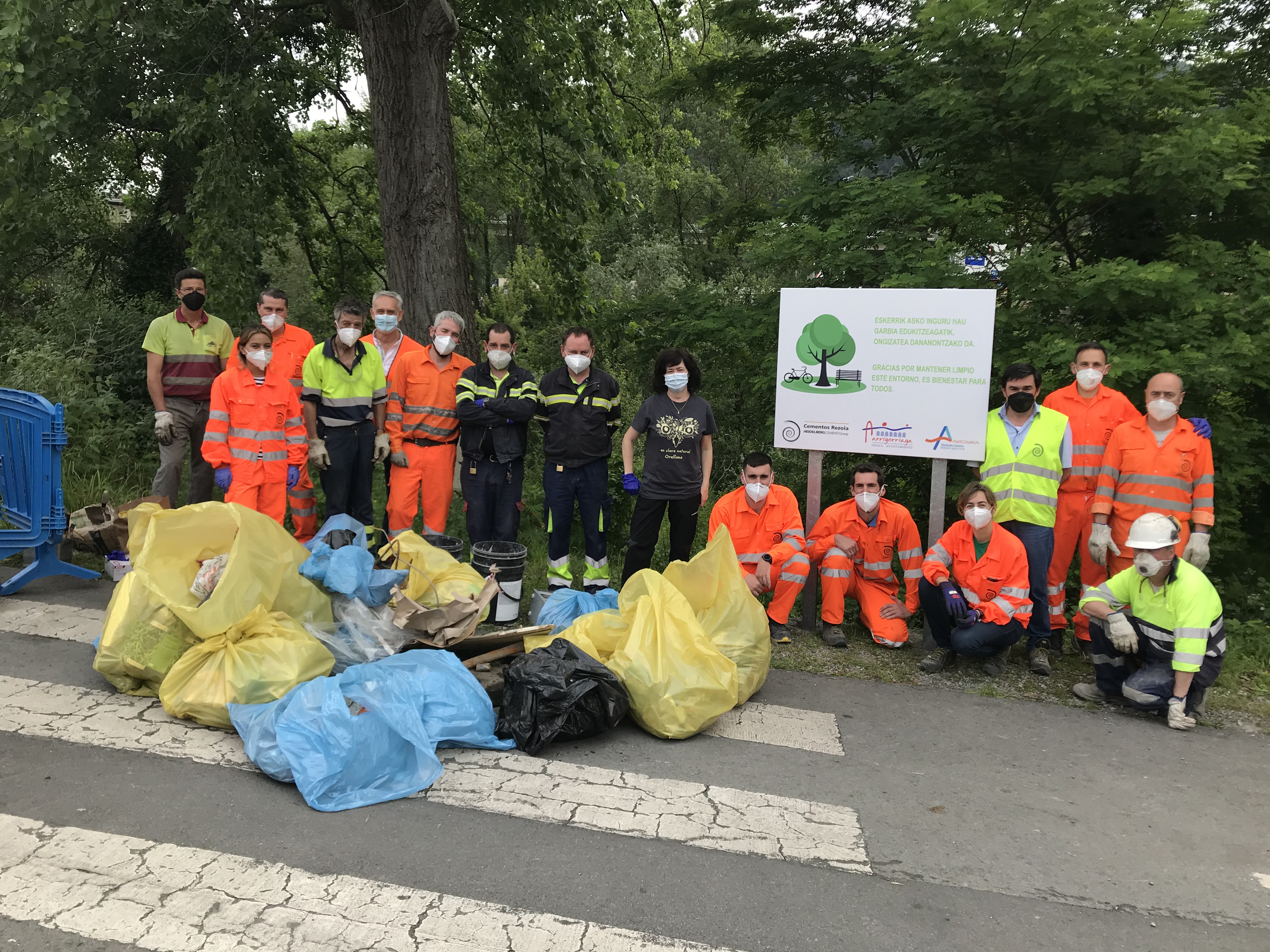 Cementos Rezola-HeidelbergCement se suma a la Semana Verde de Arrigorriaga con la limpieza del río Nervión